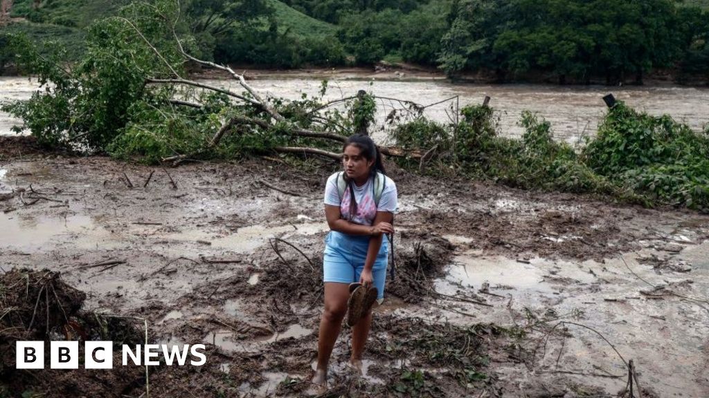 Мексиканските власти оценяват щетите причинени от урагана Отис мощна буря