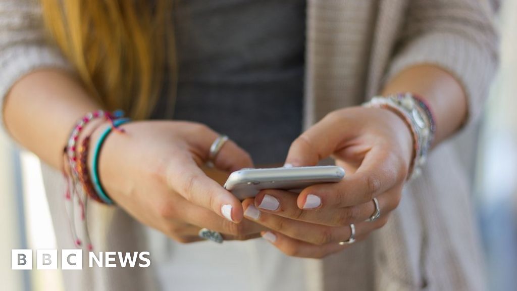 Social media effect 'tiny' in teenagers, large study finds
