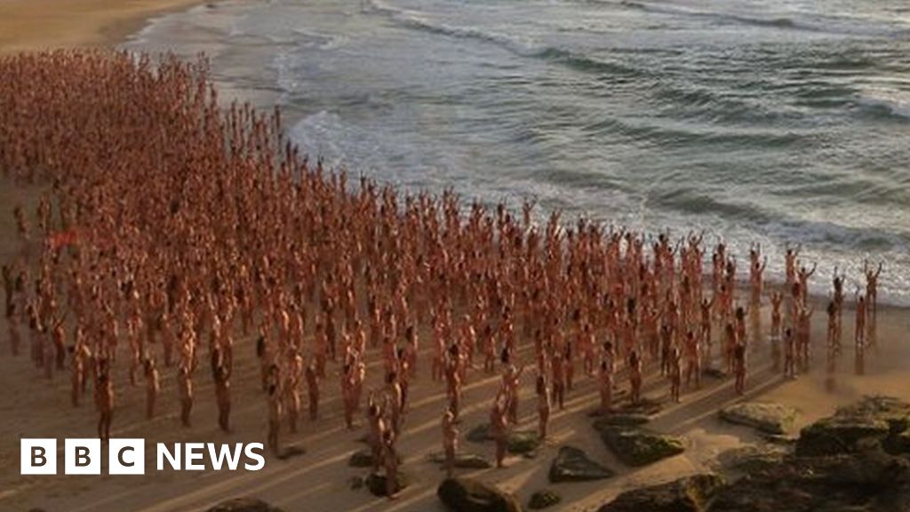 Naked volunteers pose for Tunick artwork on Bondi Beach