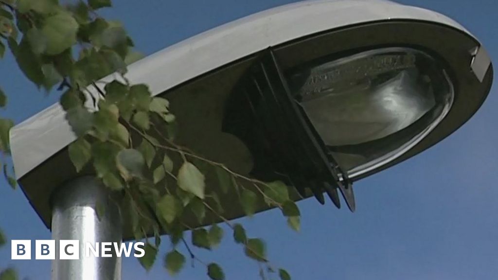 Leeds street lights upgrade plan approved BBC News