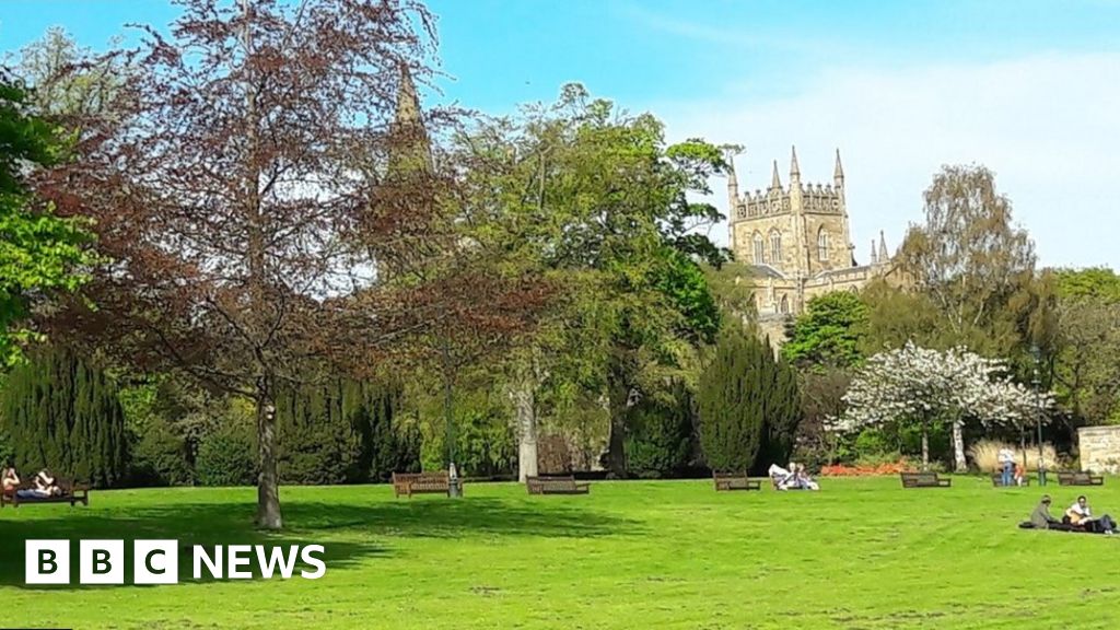 Teenager who flashed at dog walker in Dunfermline sought by police