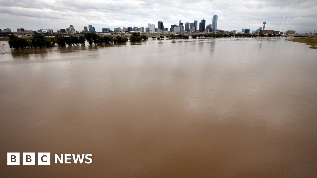 Weakened Storm Patricia Brings Floods To Texas - BBC News