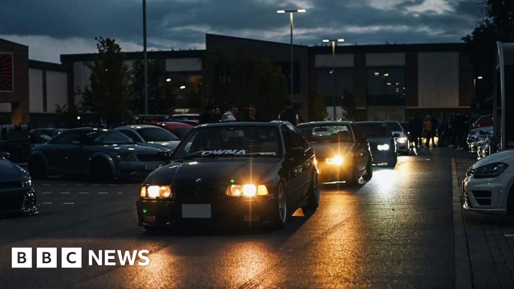 Scunthorpe: 11 injured after car hits bystanders at car meet