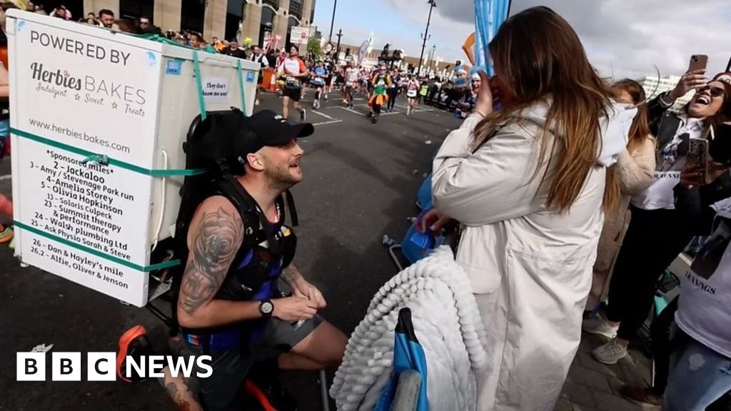 Fridge-carrying runner proposes during the London Marathon