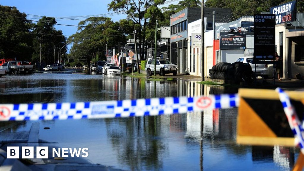 Наводнения в Сидни: Предупреждения за по-нататъшно наводнение като големи разливи на язовирна стена