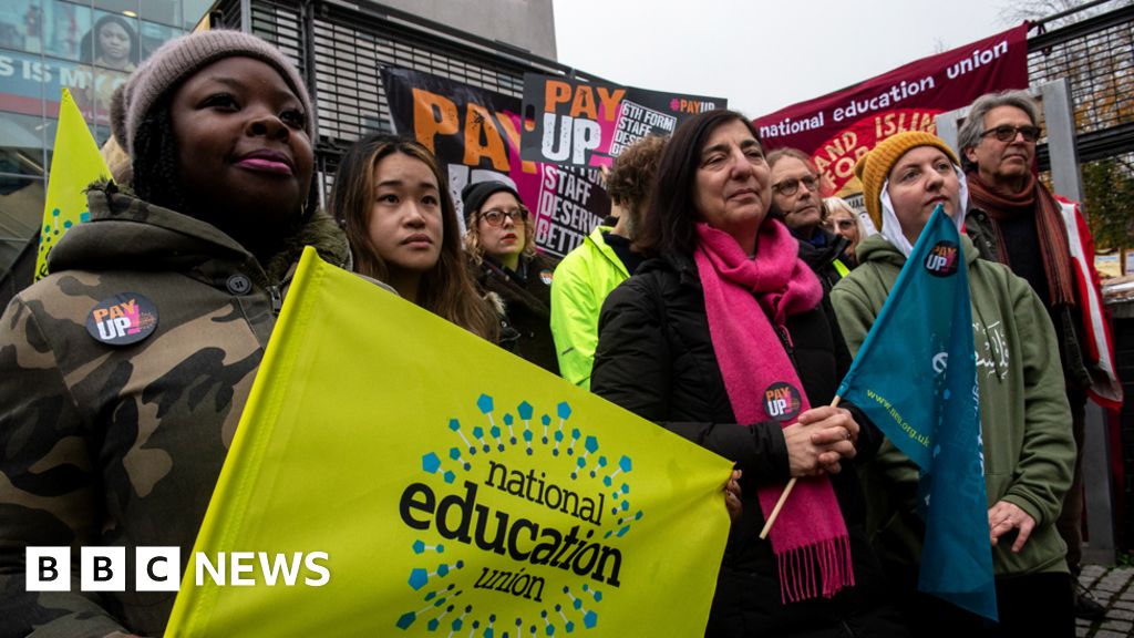 Will Some Teachers Receive A 15 9 Pay Rise    128344116 Teacherprotests Gettyimages 1445700086 