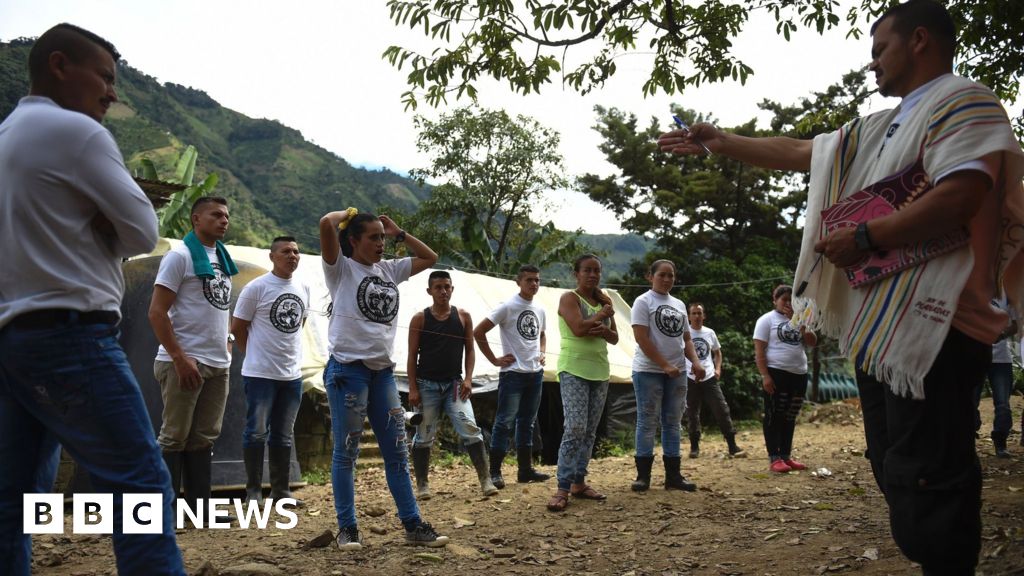 Colombia and Farc agree to extend arms deadline - BBC News