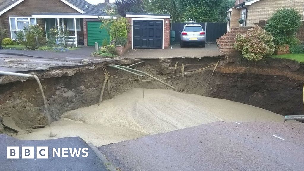 Sinkhole ‪ Sinkhole closes lanes on Hwy. 400, causing major delays