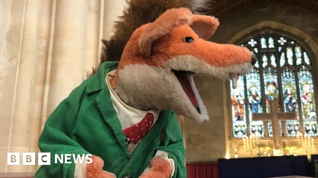 Derek Fowlds: Basil Brush pays tribute at funeral