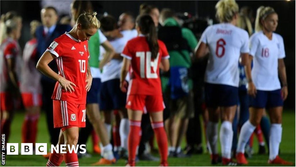 Fans congratulate Wales women football team after loss - BBC News