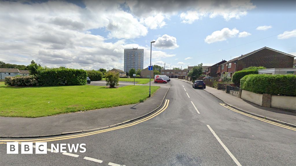 Leeds Stabbing: Seriously Injured Man Arrested - BBC News