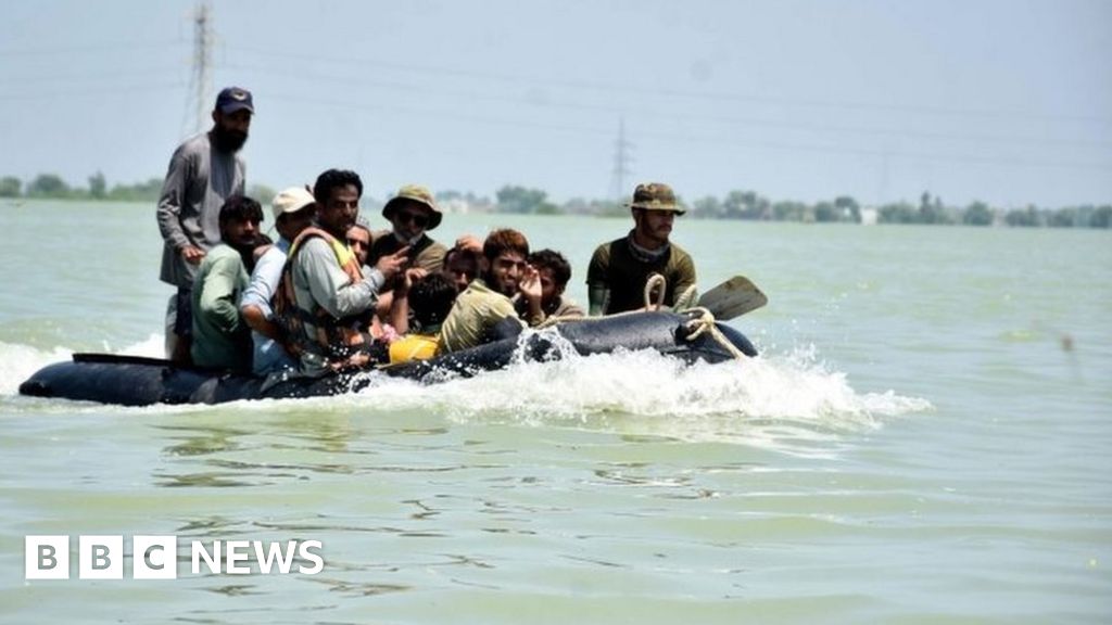 pakistan-floods-officials-struggle-to-stop-biggest-lake-overflowing