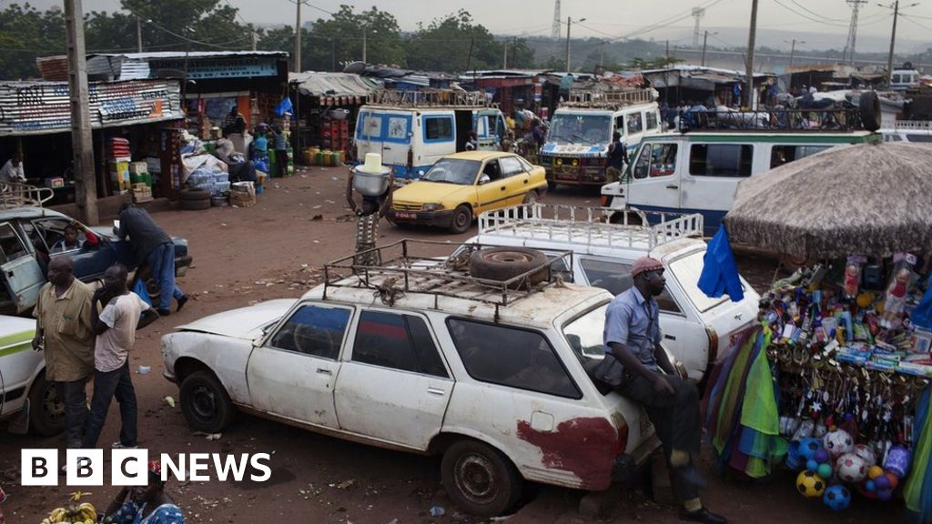 Десетки загинаха, след като автобус падна от мост в Мали