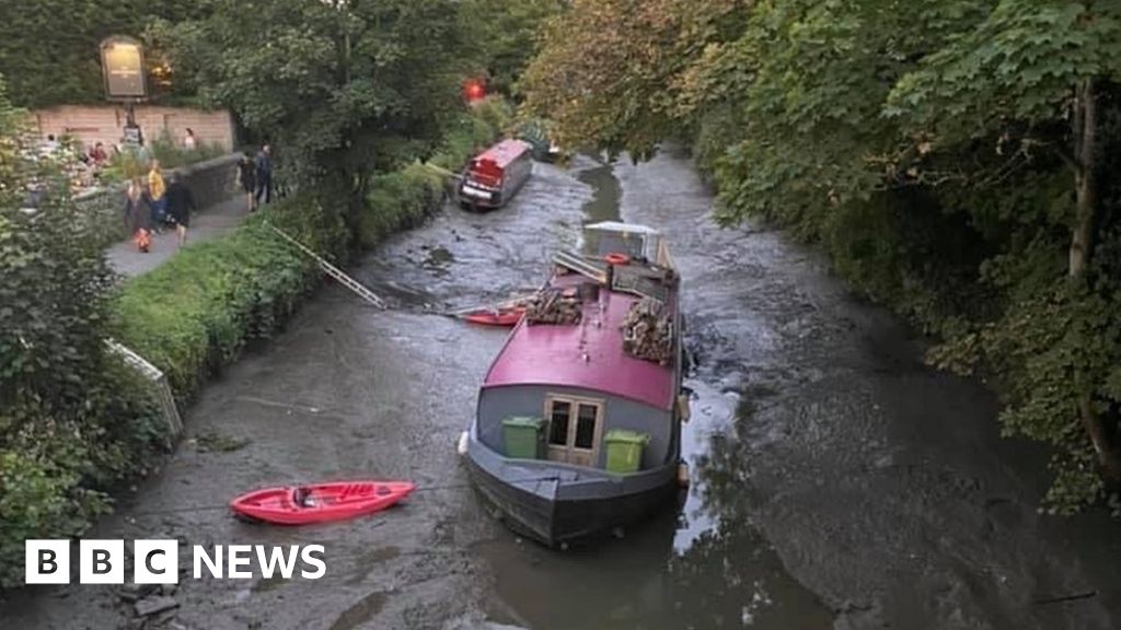 Bath boats left underwater after sluice gate fault BBC News