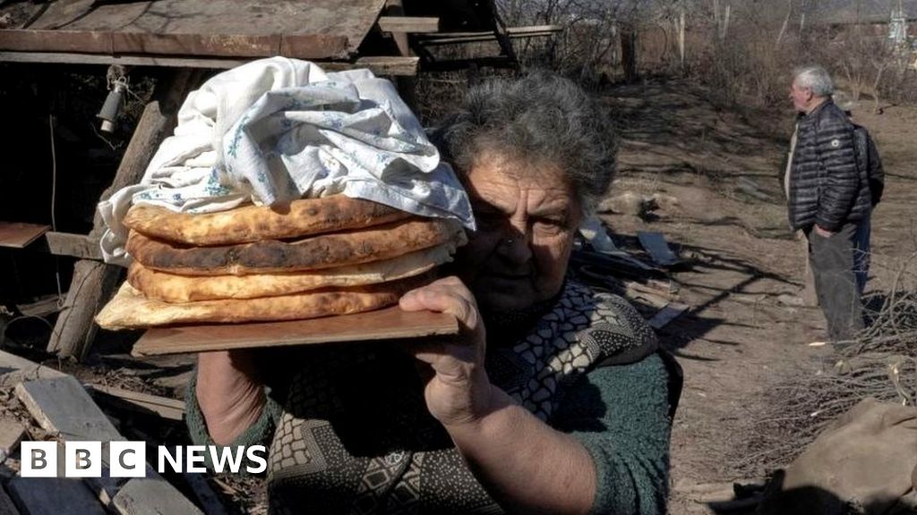 Нагорни Карабах: „Хората припадат на опашки за хляб“