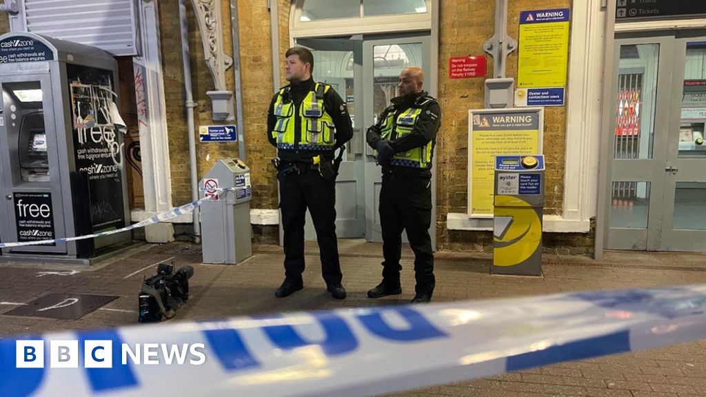 Beckenham: Man seriously injured after stabbing on London train - BBC News