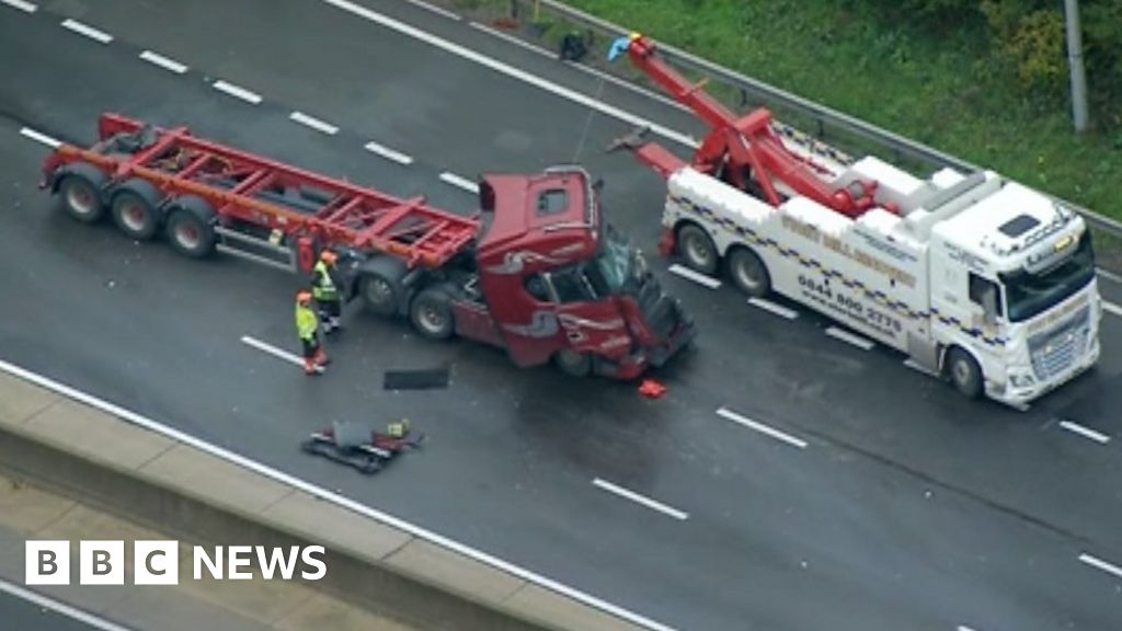 Just Stop Oil Protests Police Officer Hurt In M25 Rolling Roadblock just-stop-oil-protests-police-officer-hurt-in-m25-rolling-roadblock