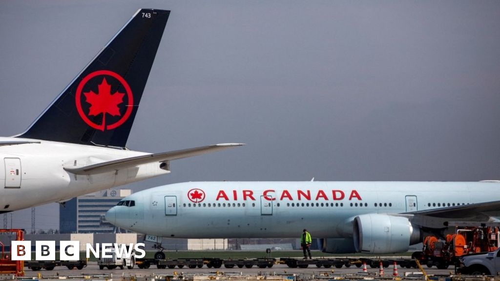 Air Canada изгонва пътници, отказали седалки с повърнати петна