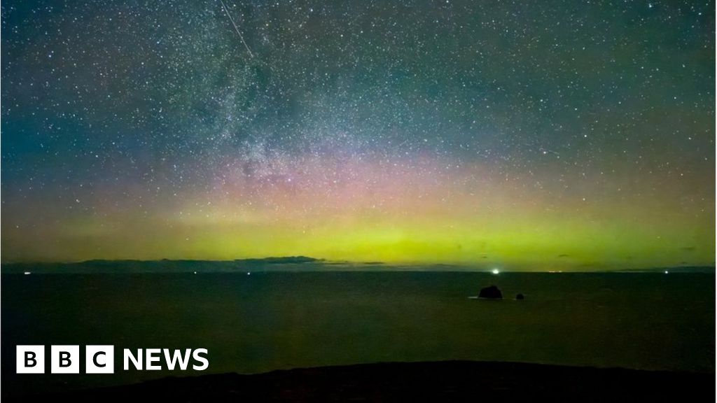 'Spectacular' Northern Lights seen in Cornwall 