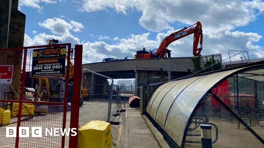 York Victorian bridge removed for station project - BBC News