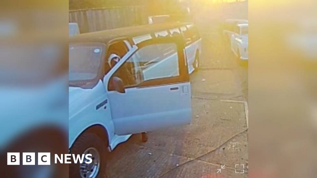 Newport limousine theft: Boy, 16, arrested after crash - BBC News