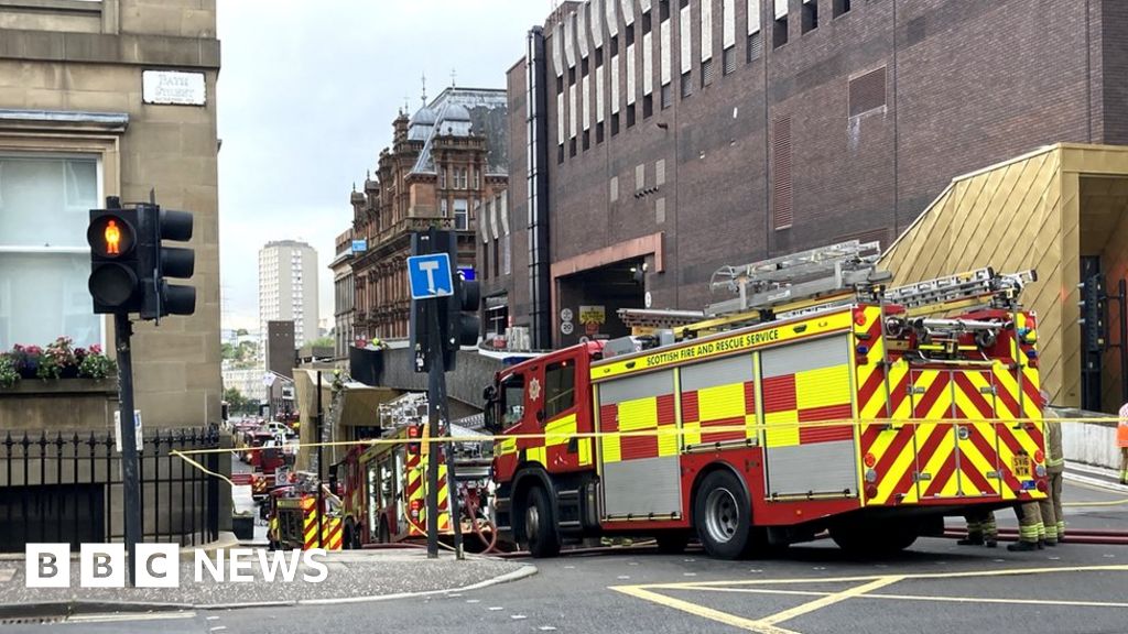 Firefighters tackle Glasgow city centre blaze - BBC News