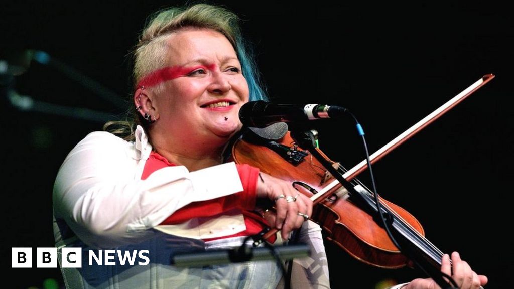 Covid: Folk music legends Carthy family appeal for pandemic help