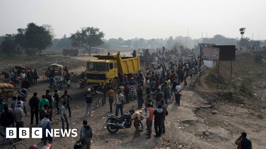 Nepal Border Blockade Ethnic Groups Lift Roadblocks Bbc News 