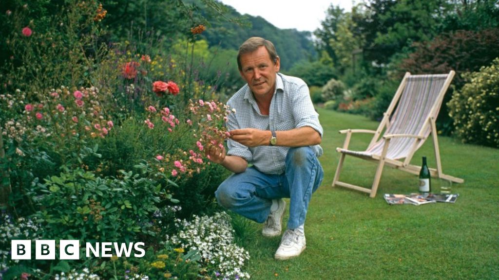 bbc.co.uk - Former Gardeners' World home objects to solar farm - BBC News