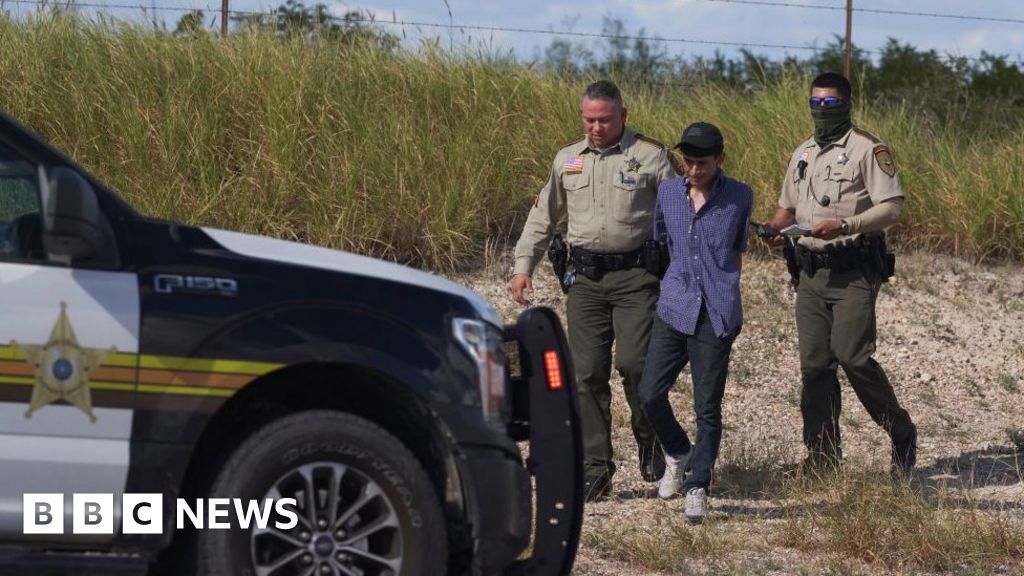 Federal Judge Blocks Texas Law Allowing Police to Arrest Migrants