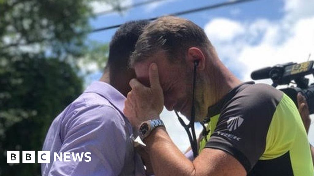 The moment a US father hears his dead daughter's heartbeat(01)