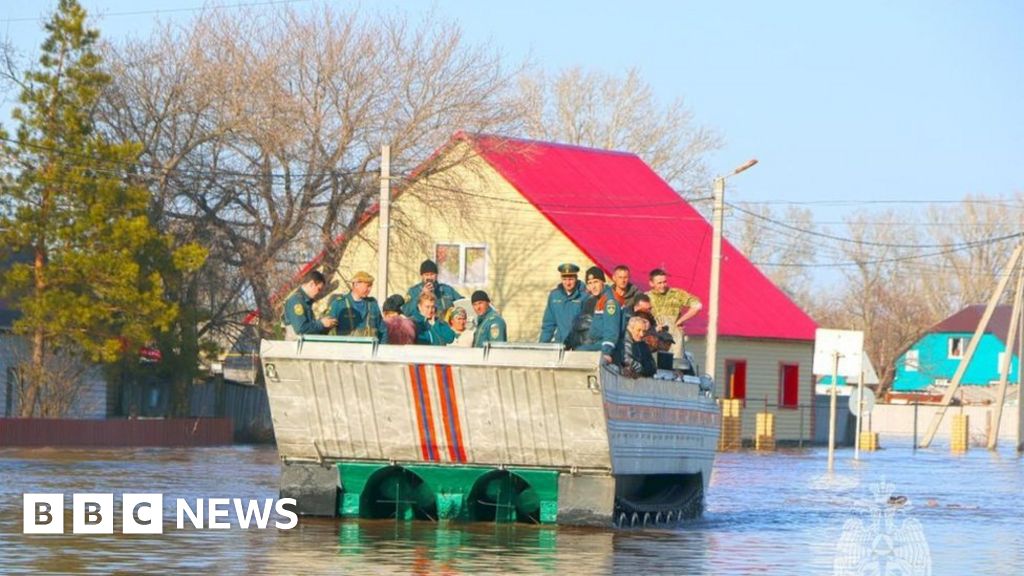 Хиляди бяха евакуирани, след като експлозията на язовир Орск влоши наводненията в Русия