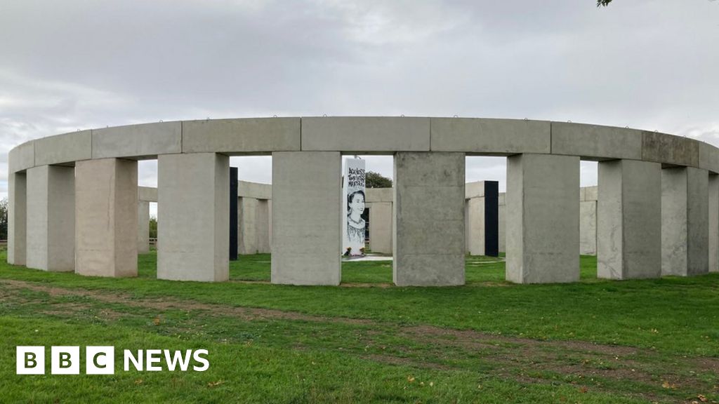 Brentwood's Stonehenge style artwork can stay, council says 