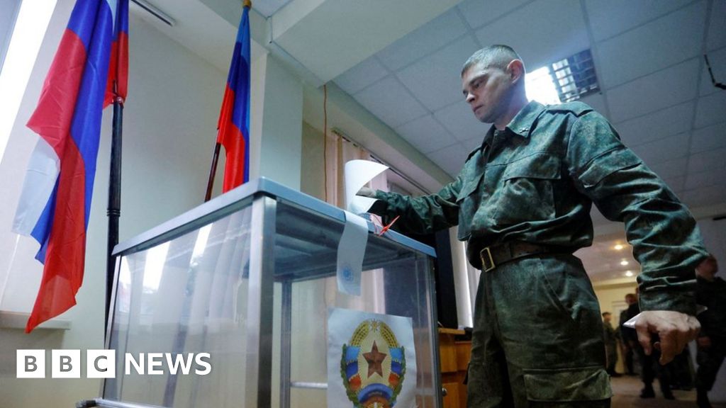 Ukraine referendums: Soldiers go door-to-door for votes in sham polls