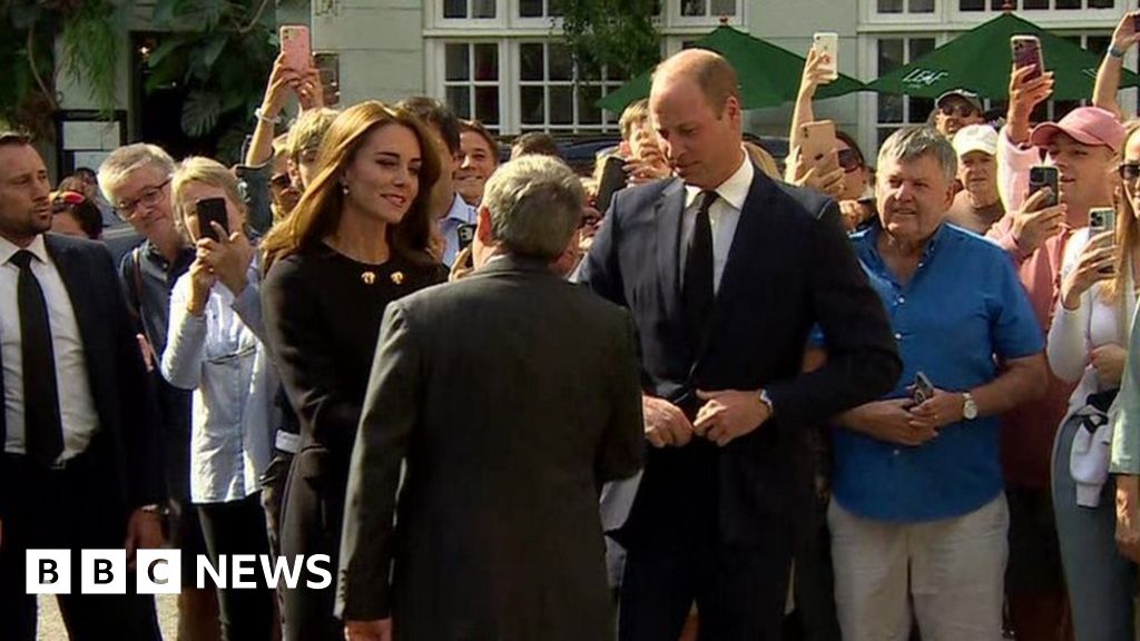 William and Kate thank funeral volunteers in Windsor photograph