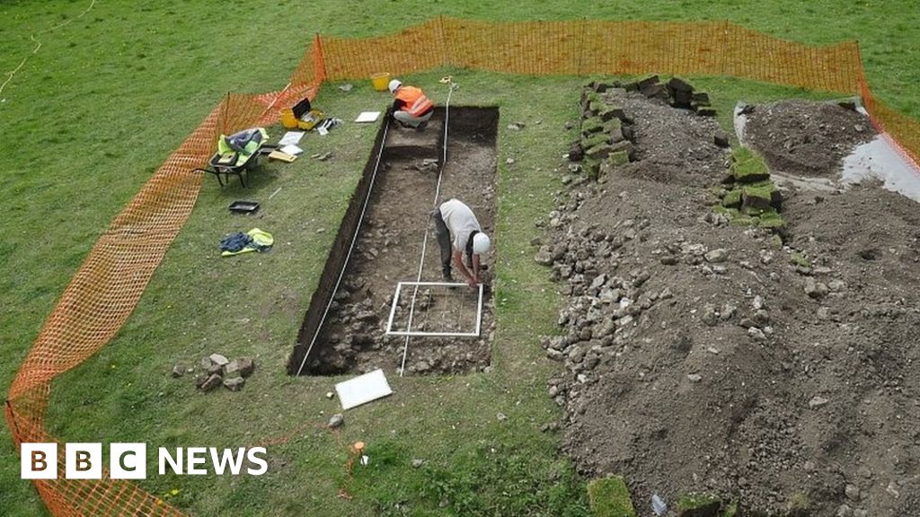 Roman villa unearthed 'by chance' in Wiltshire garden 