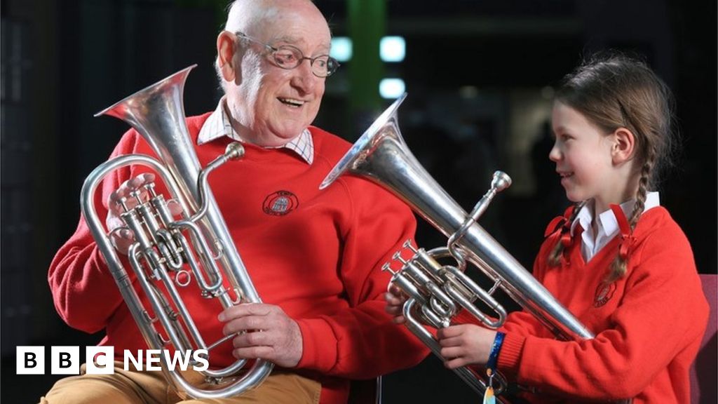 Brass Bands England urges groups to modernise to survive - BBC News
