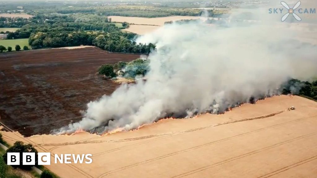 Fire rages across 20acre field in Foxhall near Ipswich BBC News