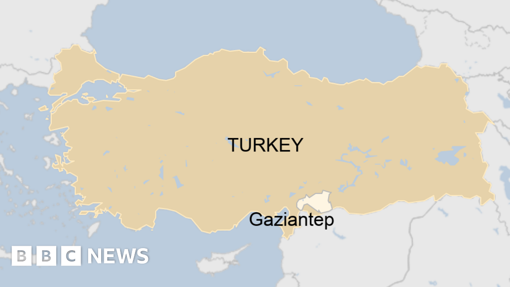 Turkey crash: Bus ploughs into crash scene, killing rescuers