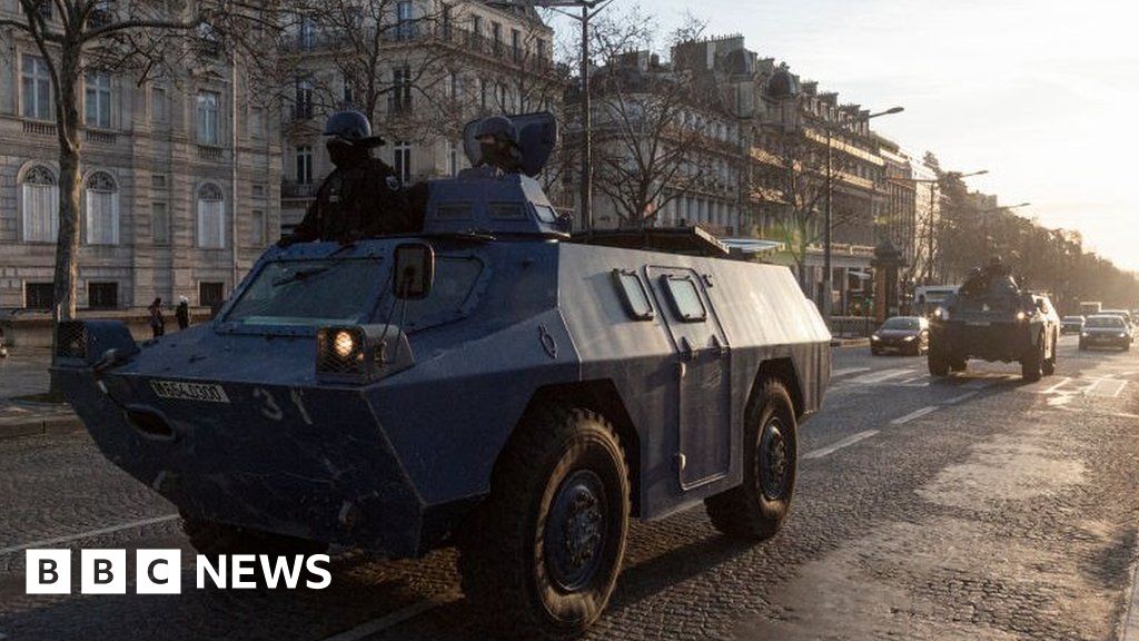 Covid protests: Hundreds fined as convoy heads to Paris