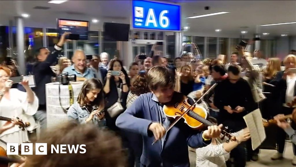 Delayed orchestra's impromptu airport gig BBC News