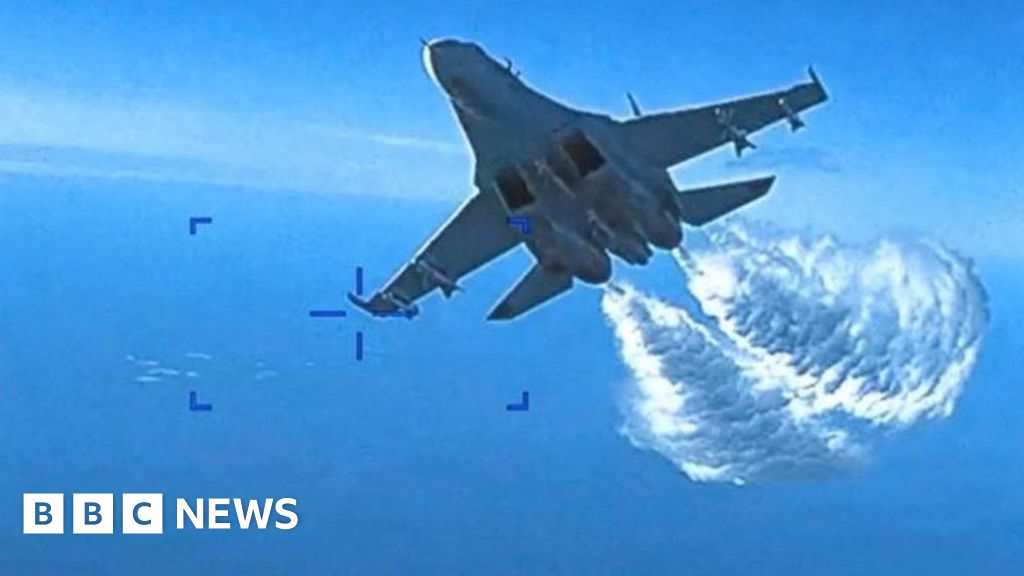 مقطع فيديو يظهر لحظة قيام مقاتلة روسية بمهاجمة طائرة أمريكية بدون طيار فوق البحر الأسود