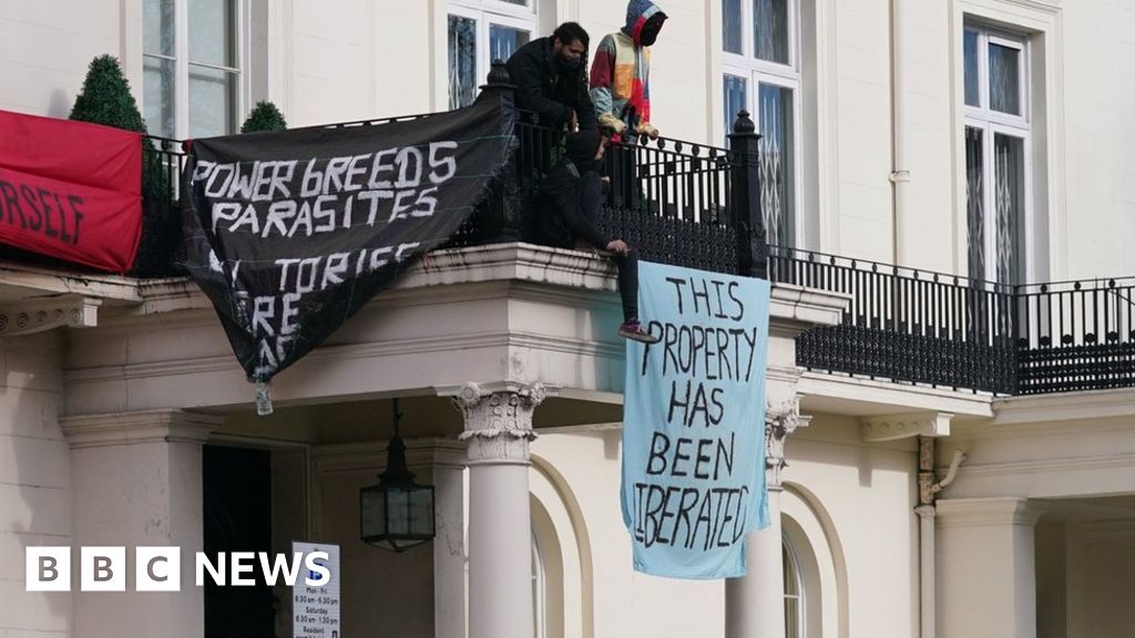 Ukraine: Squatters occupy Russian oligarch’s London mansion