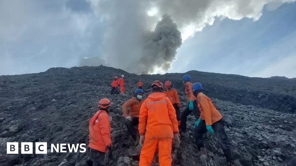 Gunung Marabi: 13 tewas, 10 hilang setelah gunung berapi di Indonesia meletus
