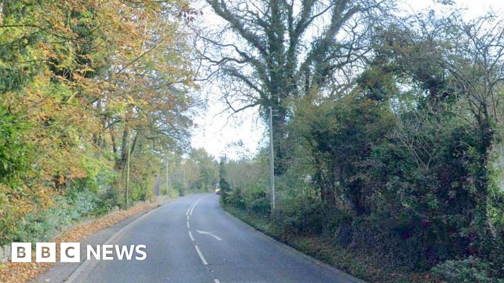 A4 Crash: Road re-opens after three people injured - BBC News