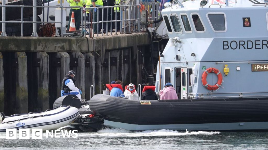 Channel migrants 'should be returned to France' BBC News