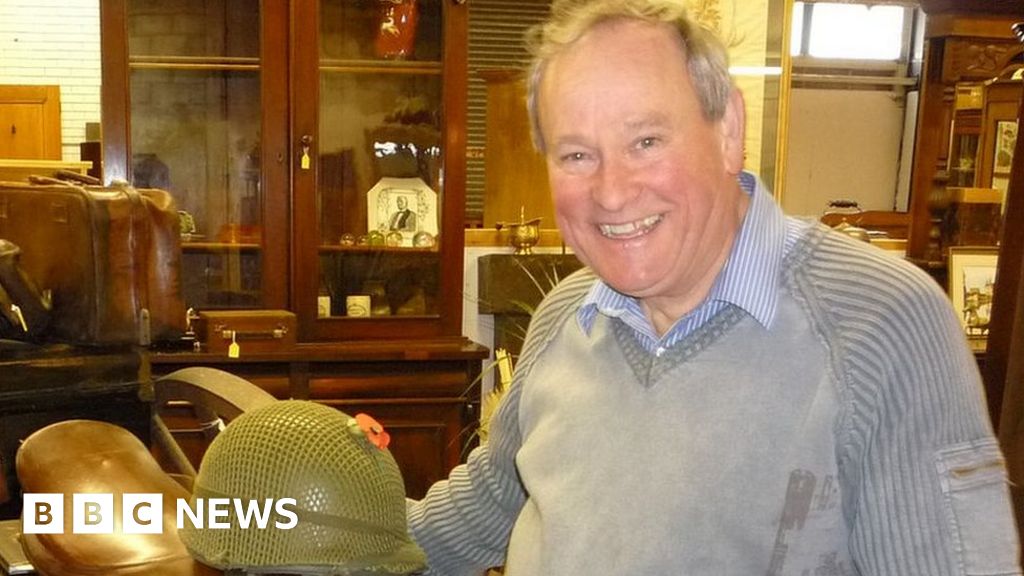 Allan Blackburn: Renowned TV and radio antiques expert dies - BBC News