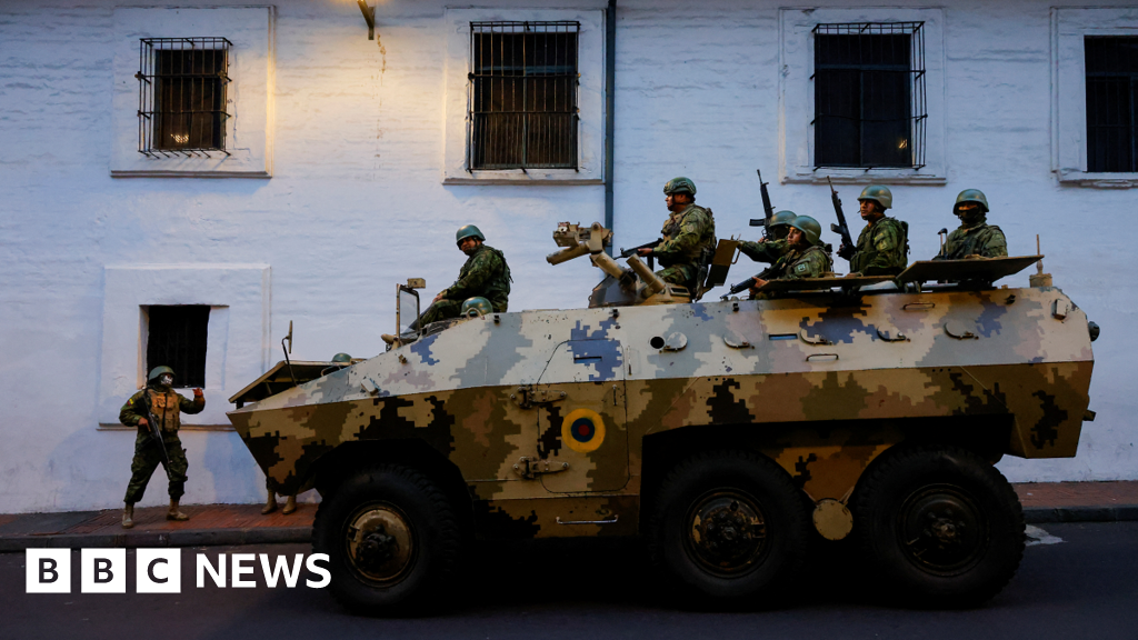 Войниците са по улиците в няколко града в Еквадор докато