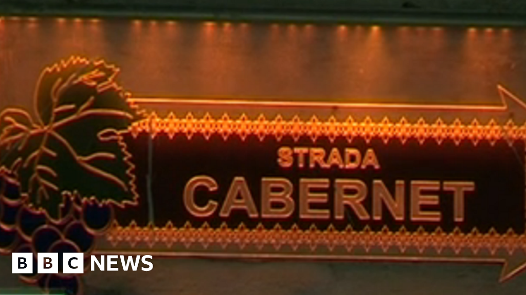 Runners tackle Moldova wine cellar 10k race BBC News