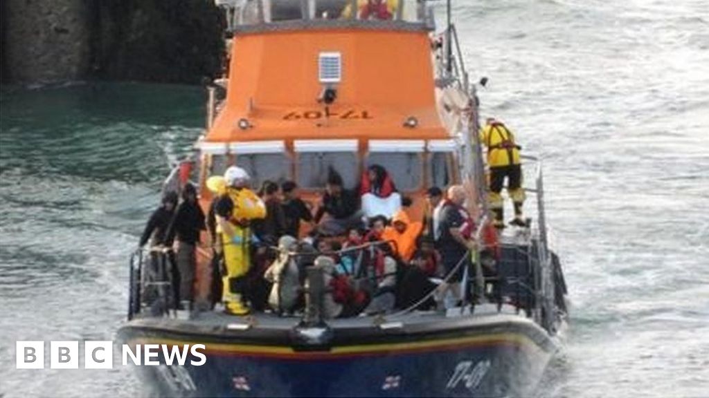 Un bateau de migrants coule dans la Manche tuant six personnes